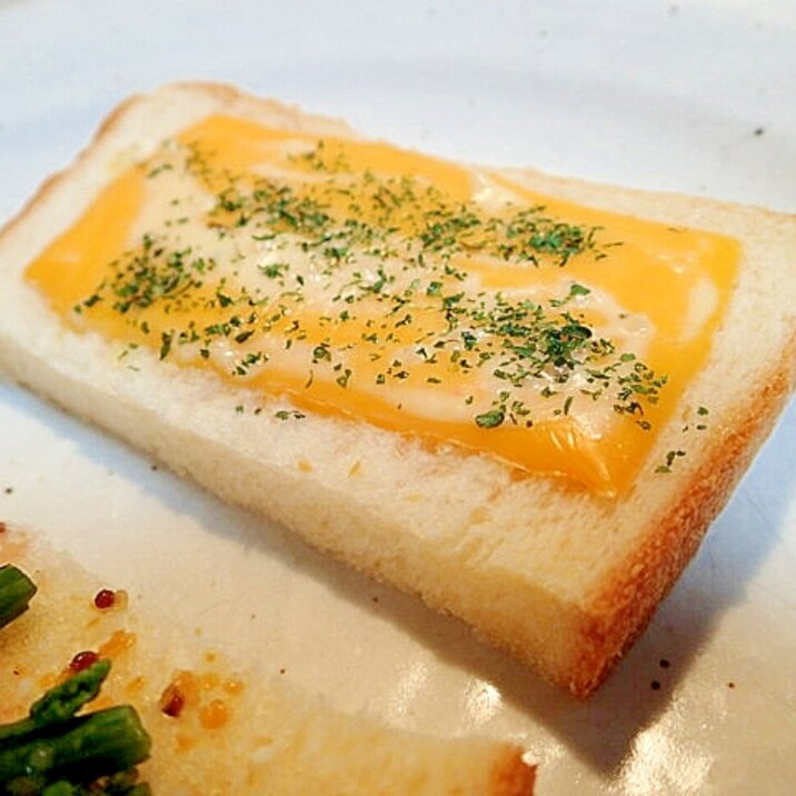 大蒜香る　チェダーチーズのタルタルパセリトースト